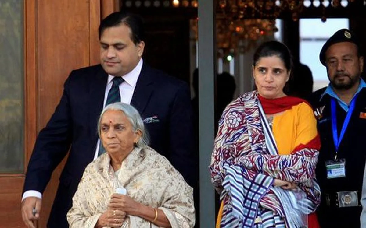 Bugged? Pakistan sends shoes of Jadhav’s wife for forensic tests