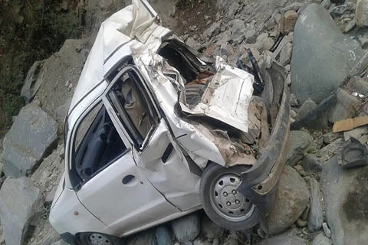 Couple injured as car falls into gorge near Thathri