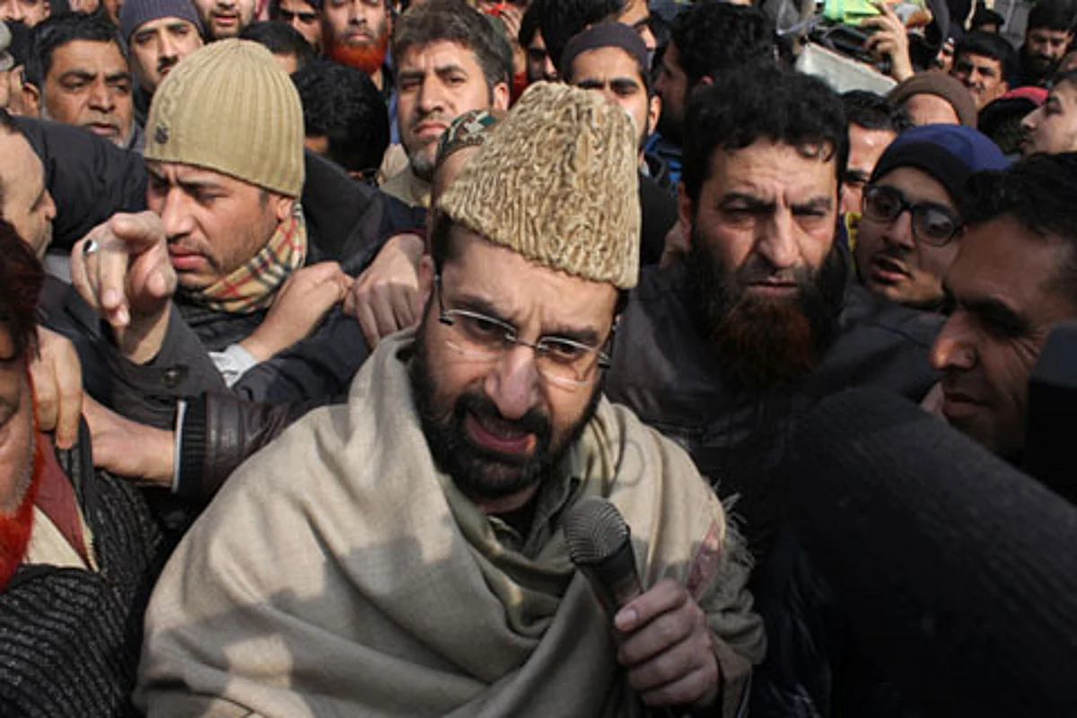 Mirwaiz put under house arrest, again