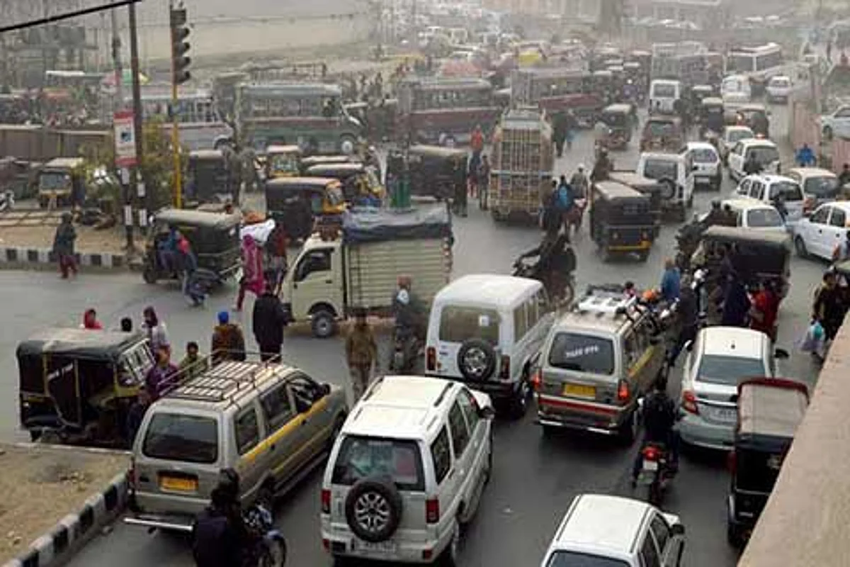 Traffic jam on Nishat-Shalimar route irks commuters