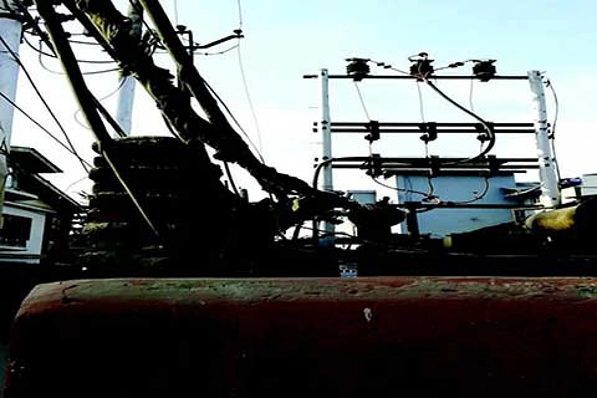 Khayam Chowk residents decry worn out power lines