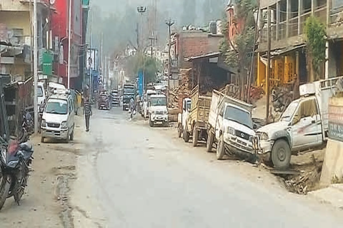 Vendors encroach, highway converted to bus stand, allege locals