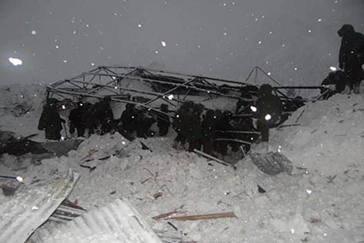 No trace of 3 men missing in Lolab avalanche