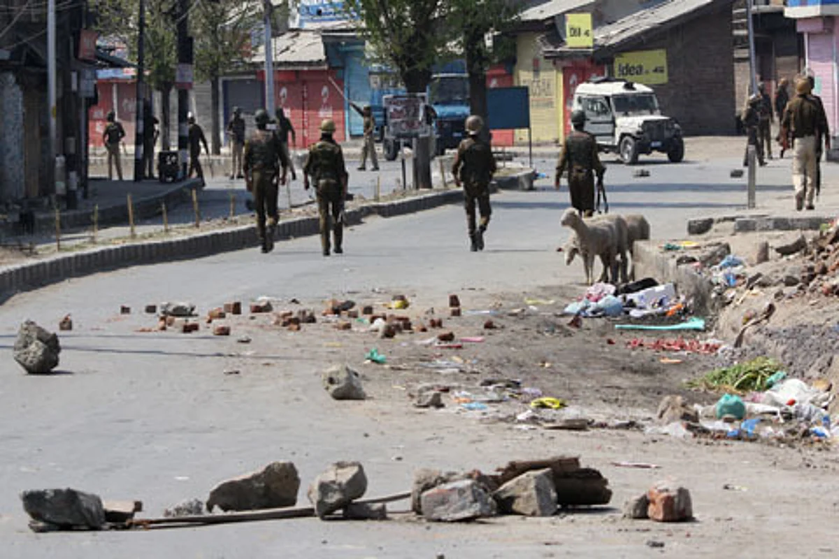 Shopian killings backlash: Clashes erupt in Downtown Srinagar. Photo: Aman Farooq/GK