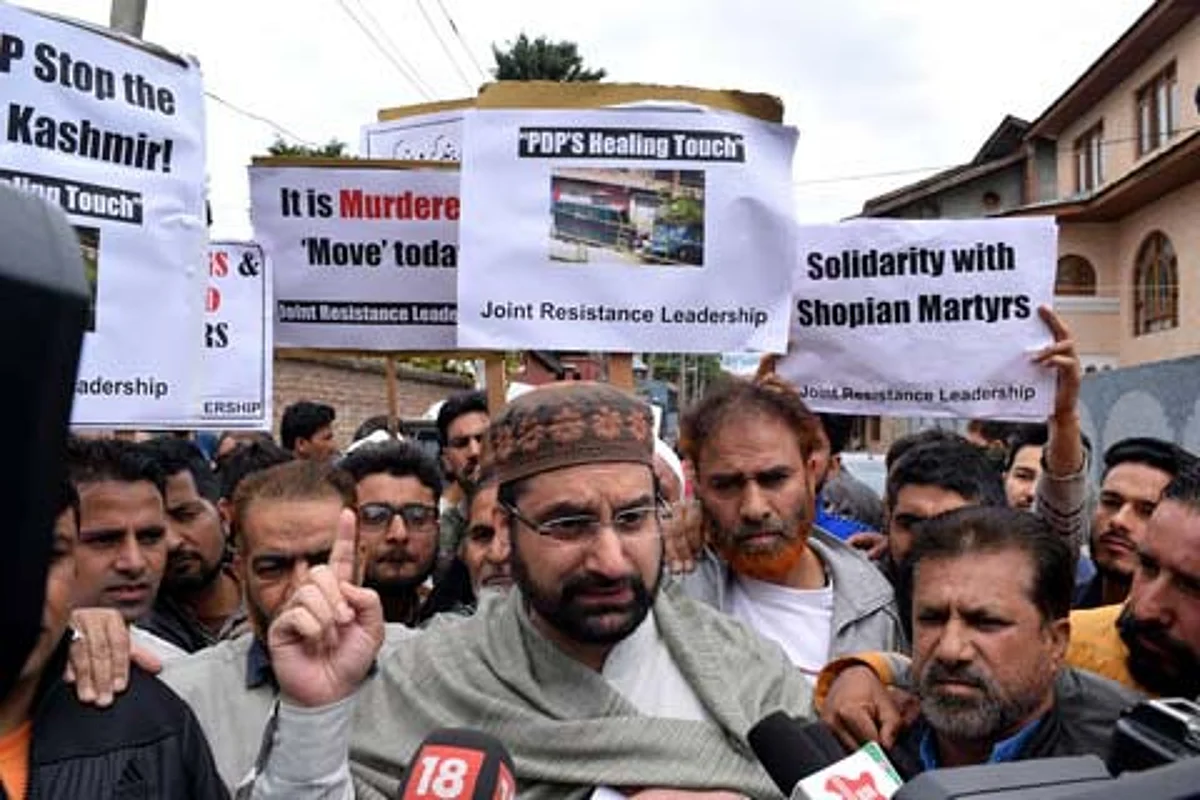 Mirwaiz tries to march towards secretariat against civilian killings, detained