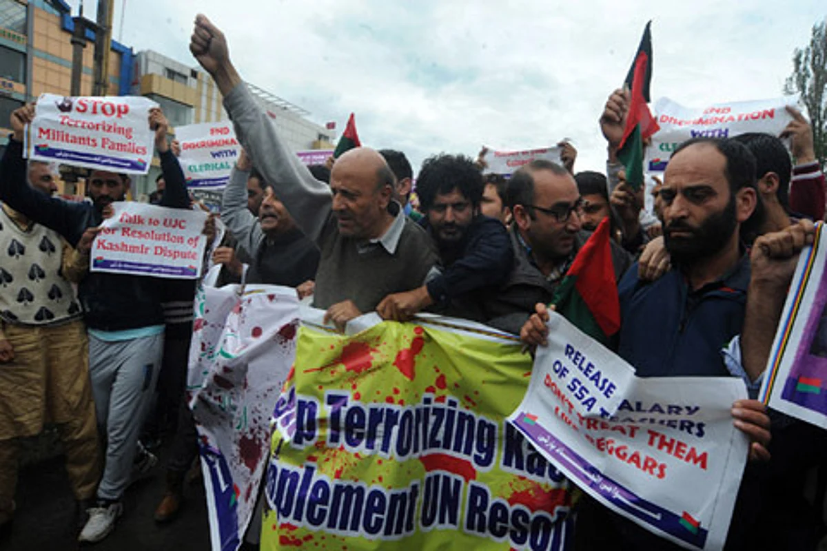 Mehbooba has no right to be in office: MLA Rasheed during protest against Shopian civilian killings