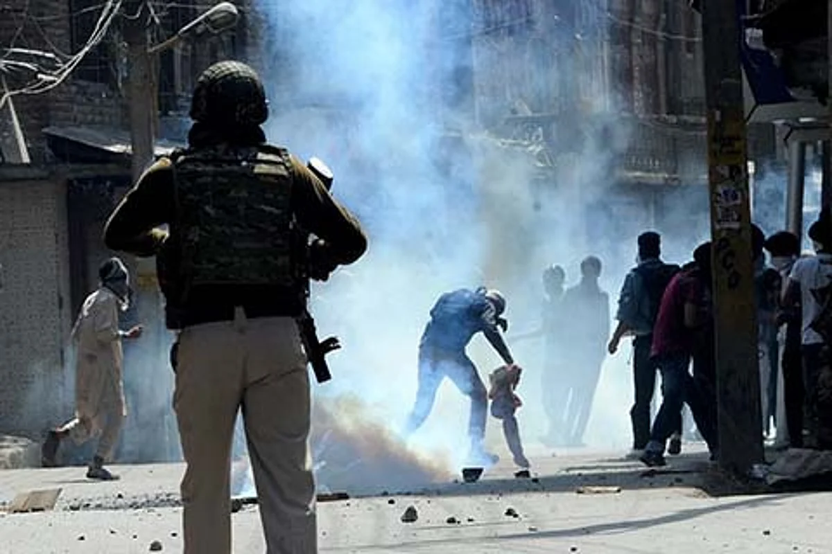 5 civilians, 3 policemen injured in Nowhatta clashes