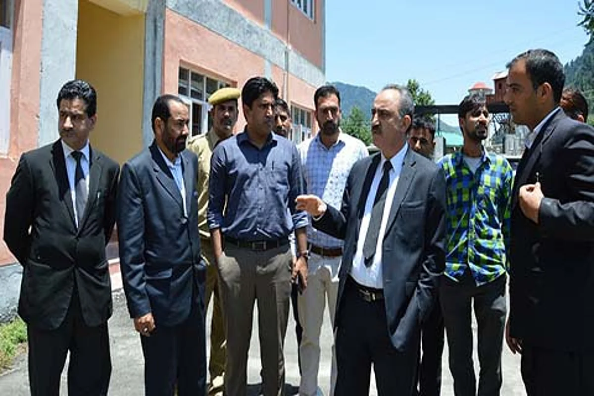 Justice Magrey takes stock of functioning of Munsiff Court Boniyar