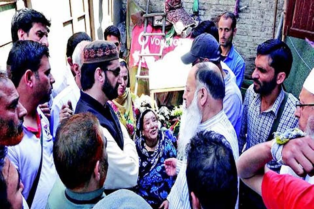 Mirwaiz seeks help for rehabilitation of Pandaan fire victims