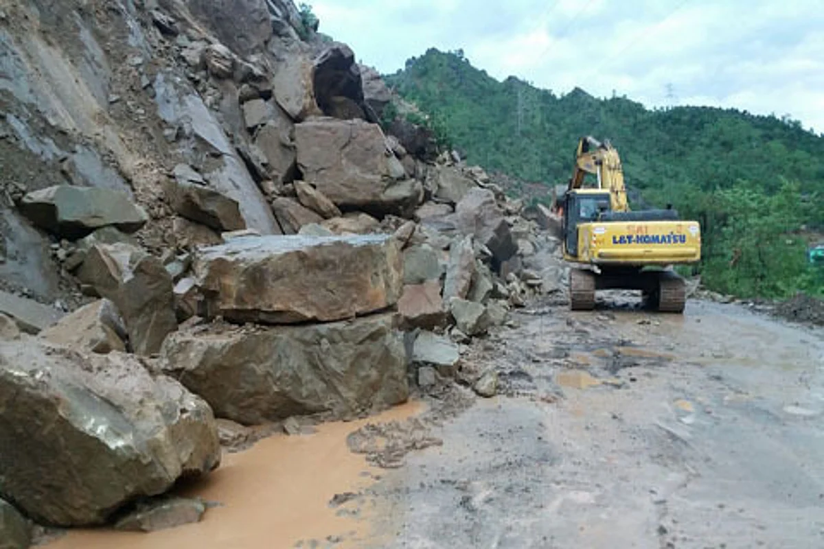 Srinagar-Leh highway closed for traffic after fresh landslide