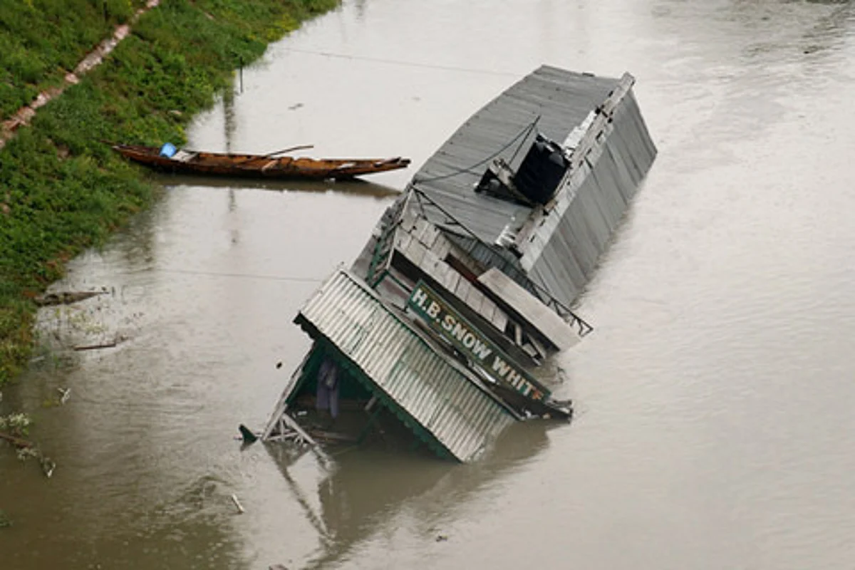 Flood alert issued in south Kashmir after water level reaches danger mark