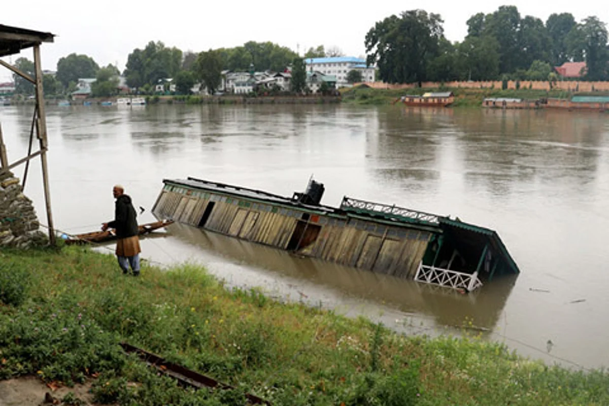Flood declared in south Kashmir after water level crosses danger mark