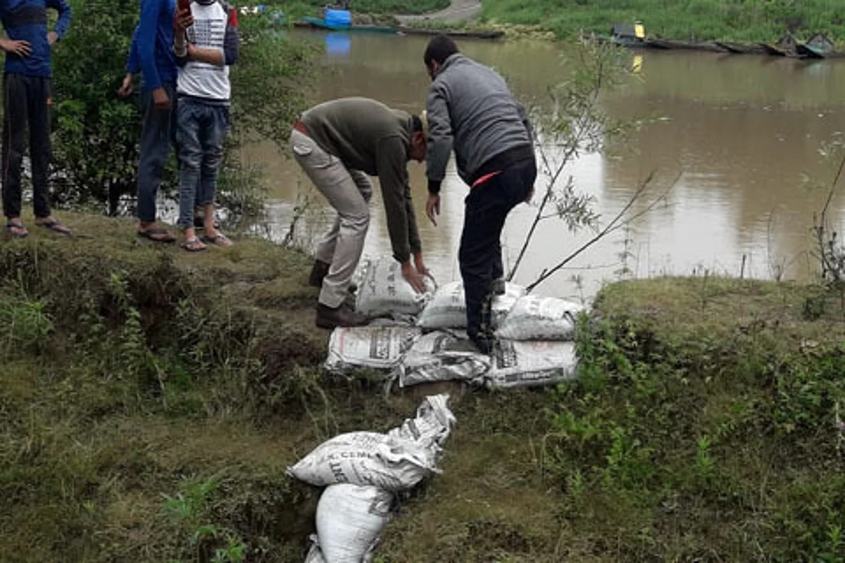 Jhelum crosses flood alarm mark of 18-ft in south Kashmir's Sangam
