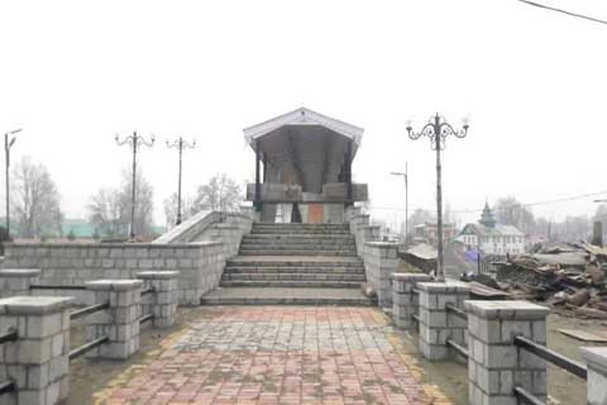 Convert Rajbagh footbridge into motorable bridge: Experts