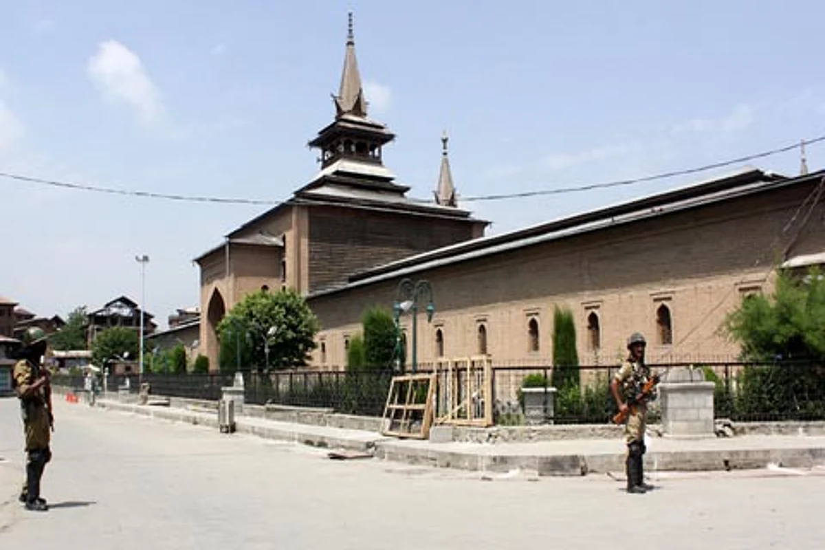 Friday prayers barred at Jamia Masjid Srinagar