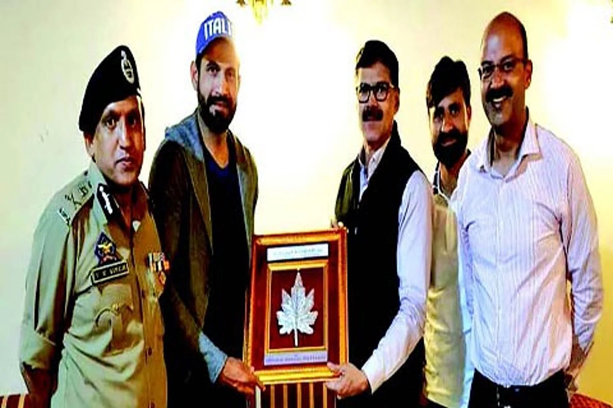 Irfan Pathan, Parvez Rasool call on Advisor Vijay Kumar