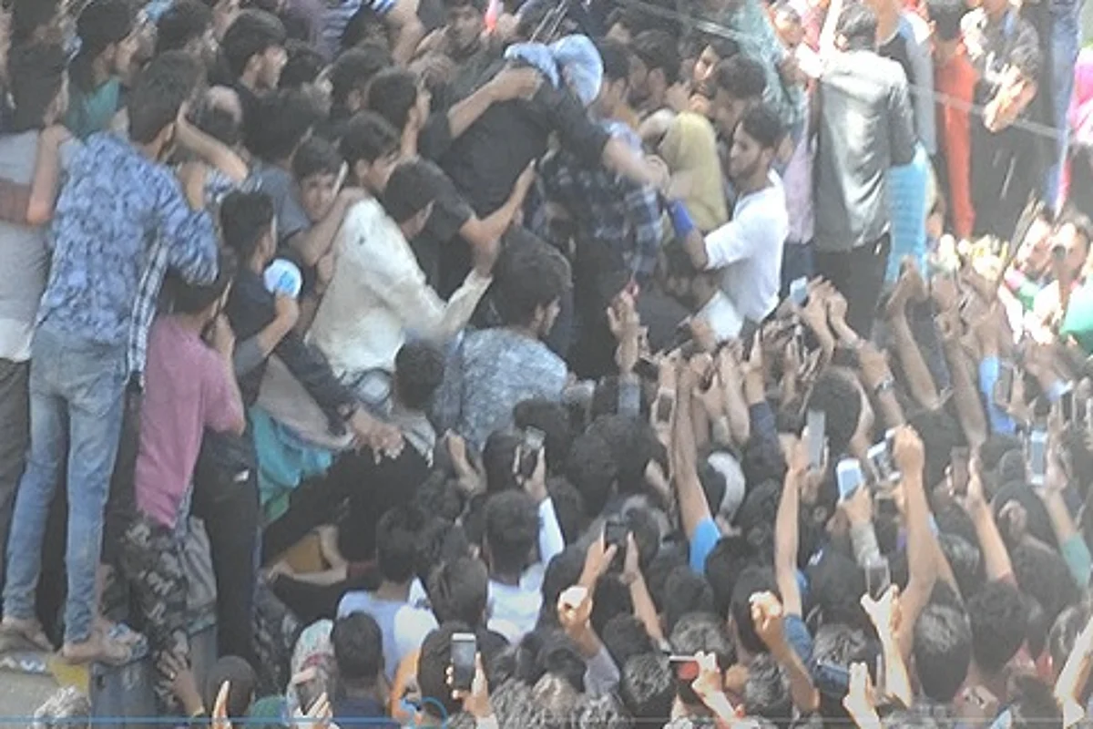 Thousands participate in funeral of slain civilians in Kulgam; militants offer gun-salute