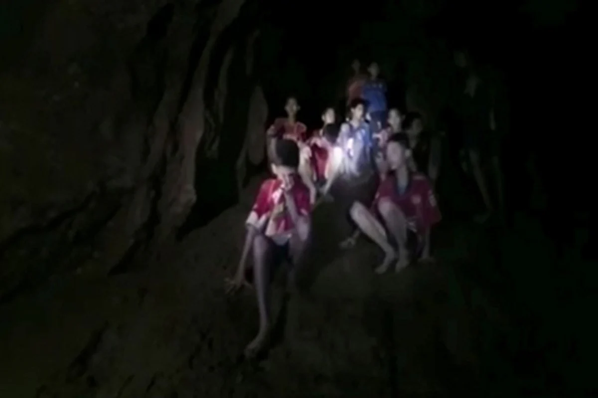 Mission to rescue boys from Thai cave underway