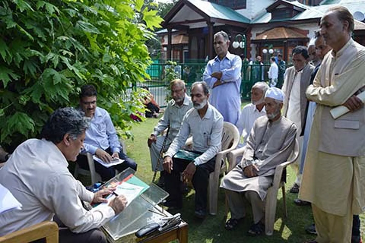 Advisor Ganai seeks public cooperation for implementation of schemes