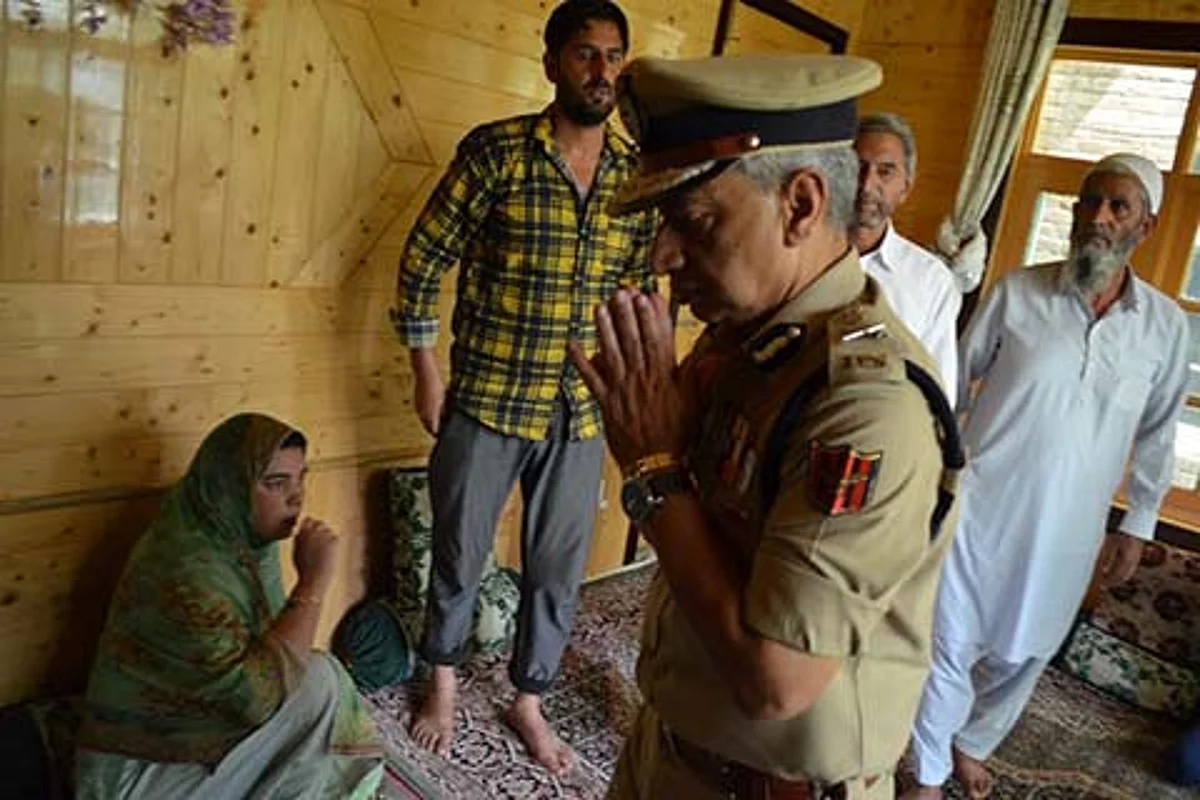 DGP visits slain police inspector’s family at Pulwama