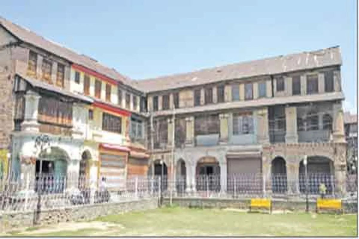 "There are no public toilets. Footpaths and roads are dilapidated. Historic places like Zaina Kadal, Maharaj Gunj and Jamia Masjid are thronged by visitors from various states and countries. Lack of basic facilities gives wrong impression to visitors."