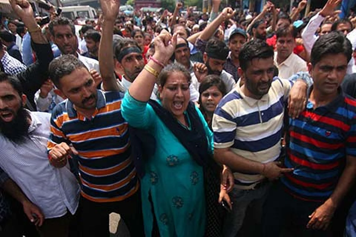 Amidst heavy deployment of police, teachers stage demo, 5 fall unconscious