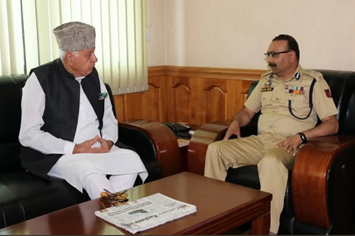 Farooq Abdullah visits police headquarters to offer condolences on cop killings