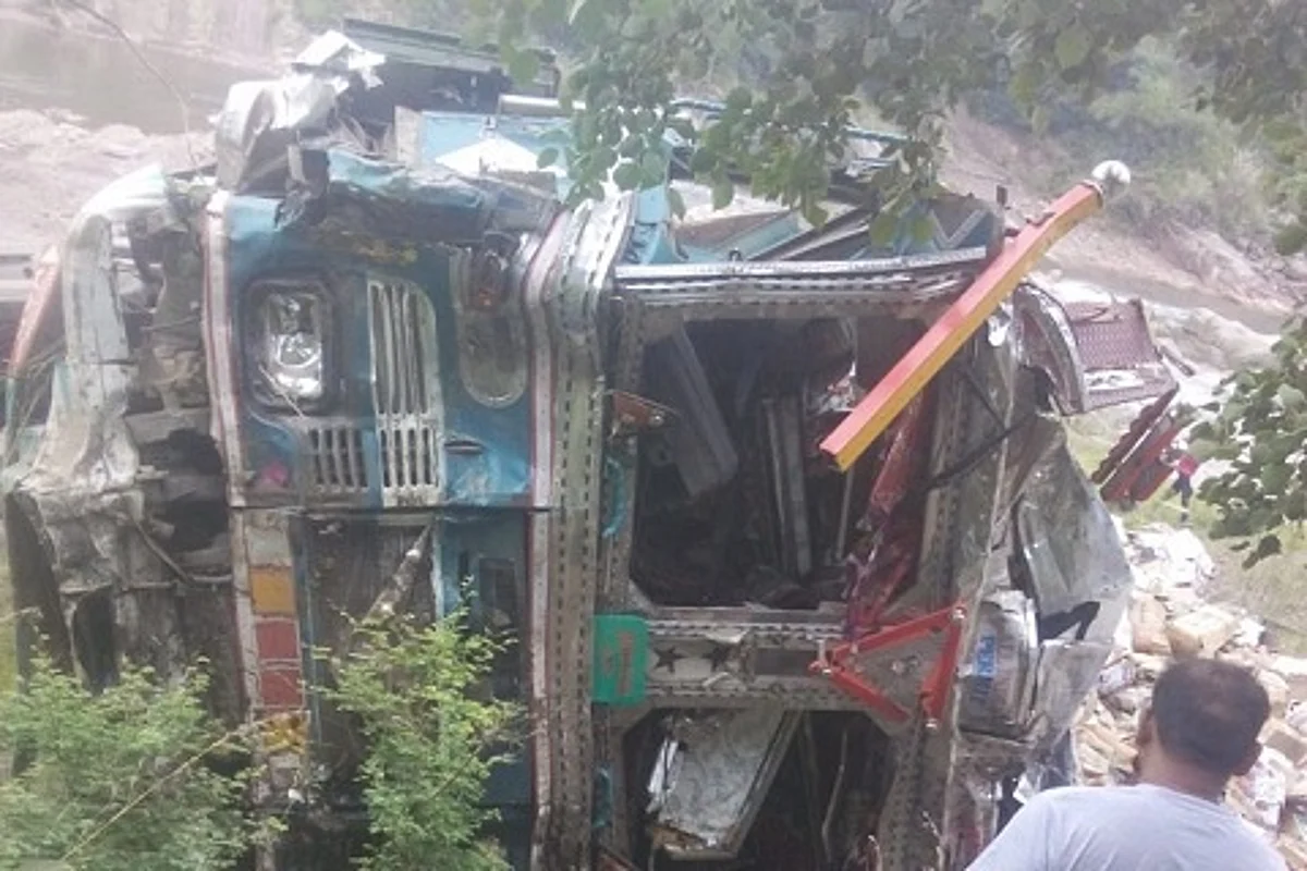 Truck laden with iron falls into gorge in Poonch, driver jumps out safely