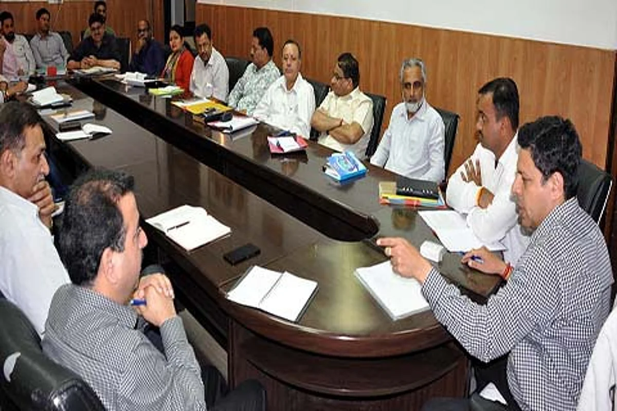 Div Com reviews status of smart city project