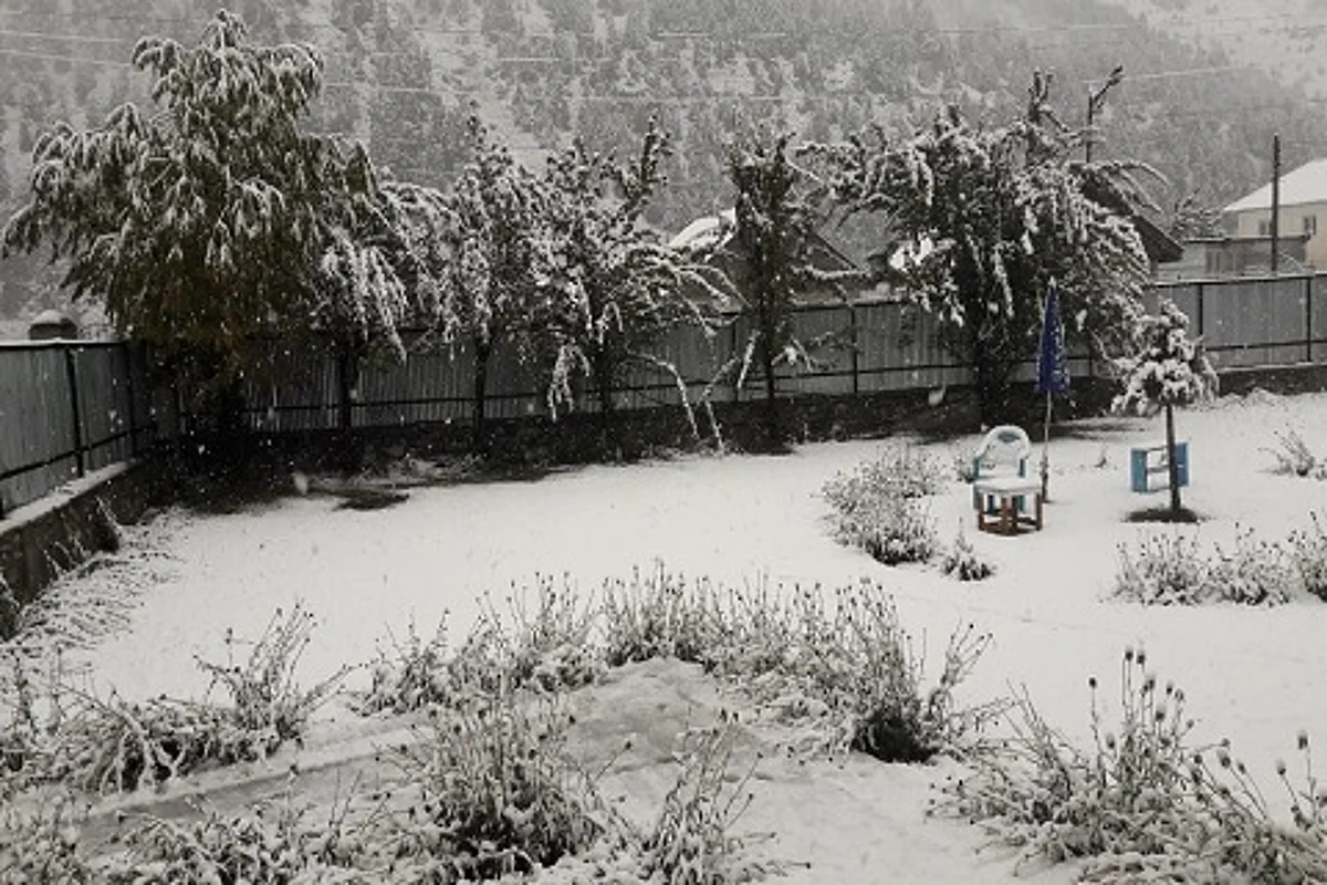 Bandipora-Gurez road closed after fresh snowfall