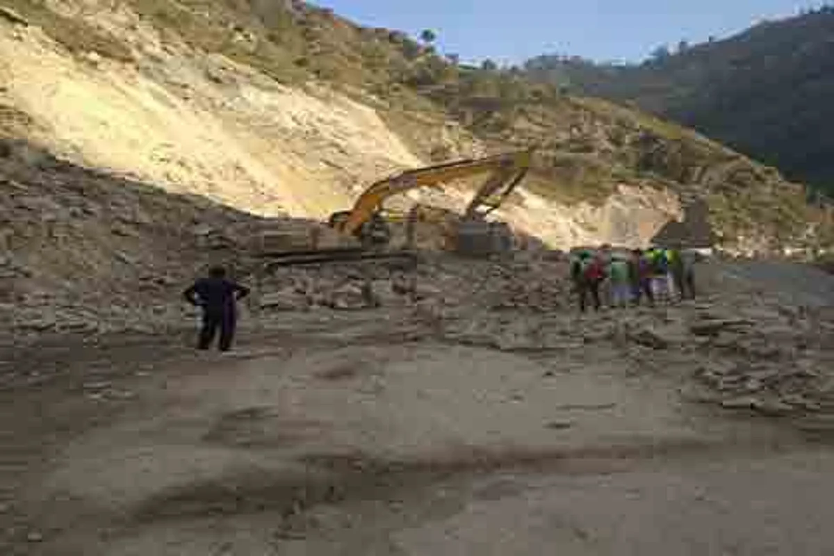 Massive landslide blocks Jmu-Sgr highway