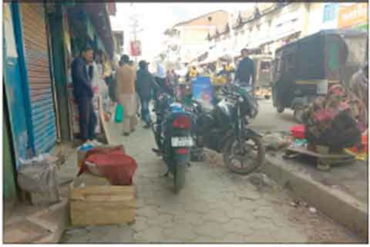 Illegal parking, encroachment of footpaths choke Bandipora market