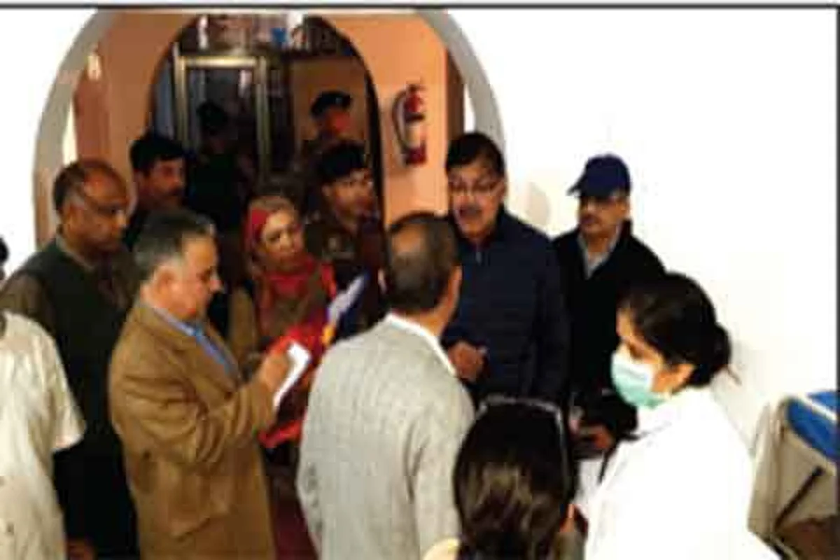 Advisor Kumar visits Government hospitals in Srinagar