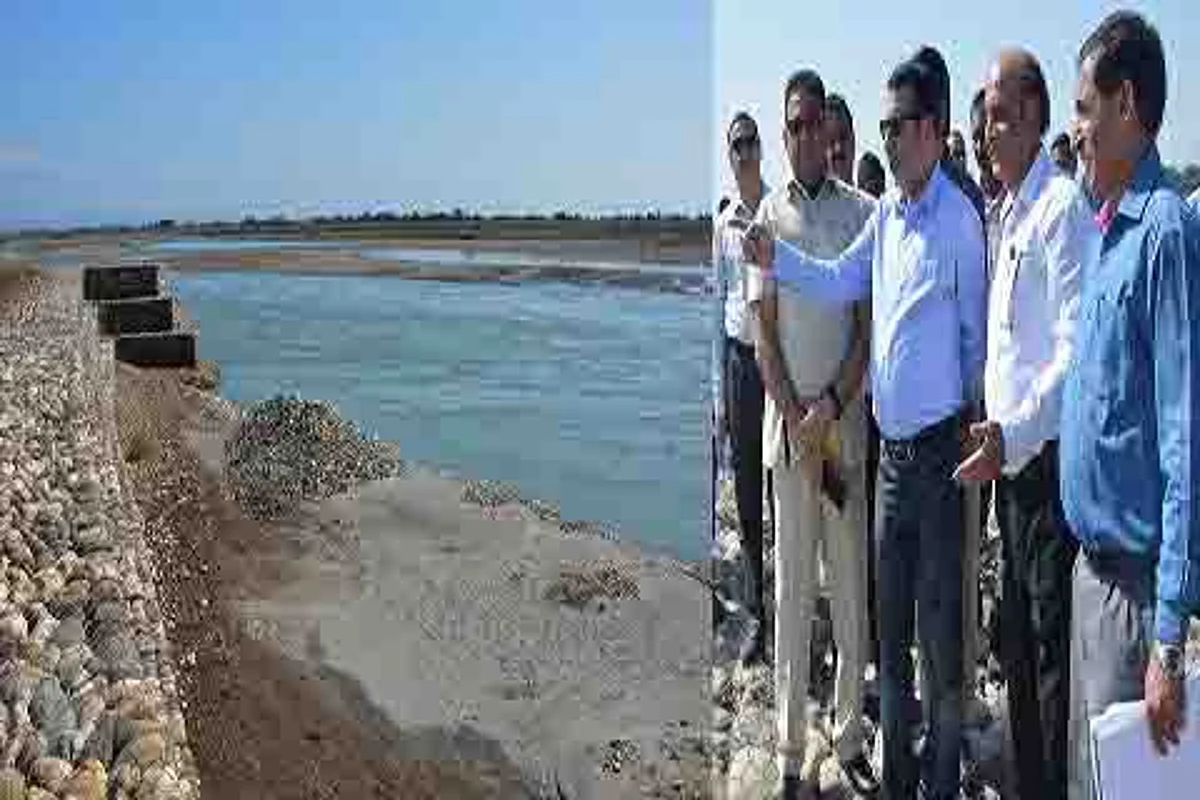 Com Secy inspects flood protection works on Chenab River
