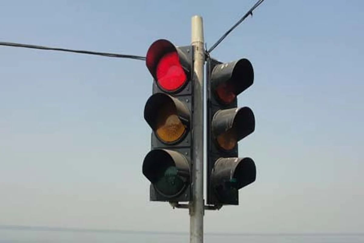 Switching off traffic lights in peak hours causes gridlocks