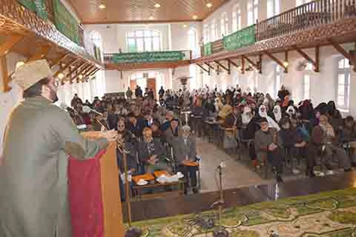 Vanishing interest in skilled labor in Kashmir a big concern: Mirwaiz