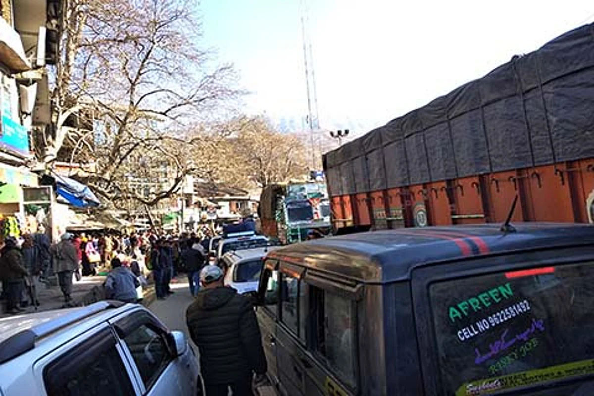 Traffic police fail to tackle highway mess