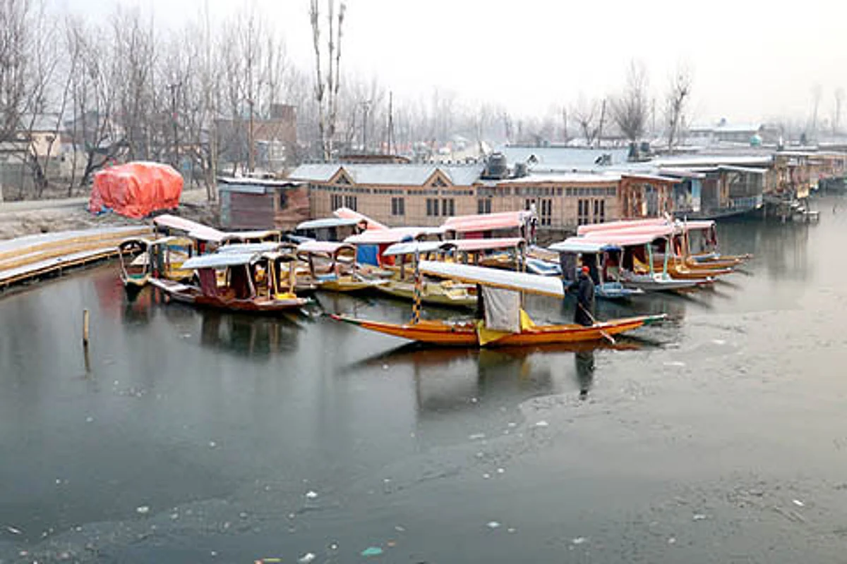 Cold wave tightens grip over Kashmir