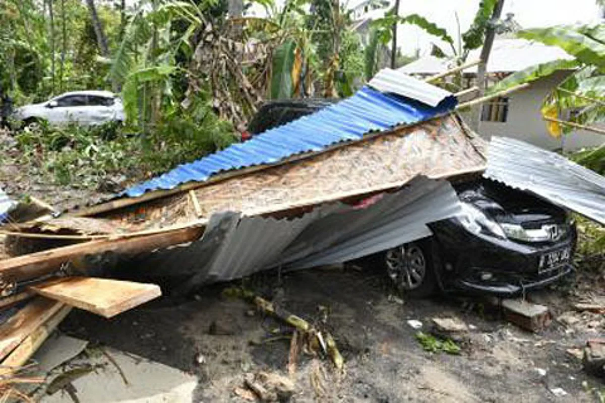 Rain hampers rescue efforts as Indonesia tsunami toll hits 429
