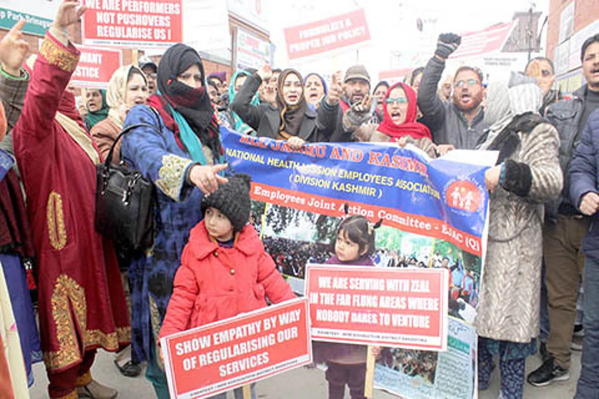 NRHM employees of south Kashmir strike work on 2nd day, healthcare hit