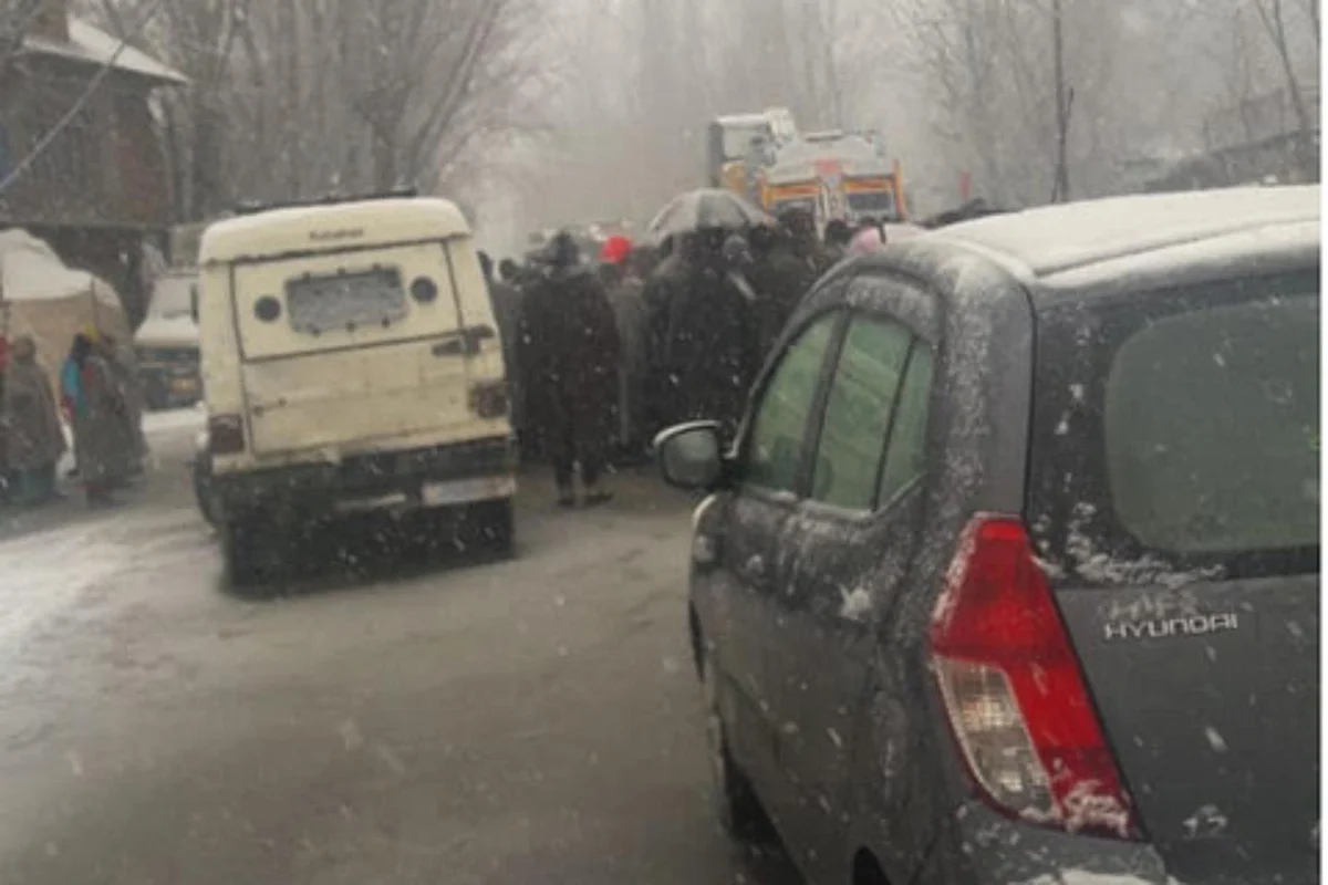 Lar residents in central Kashmir protest non-availability of drinking water supply