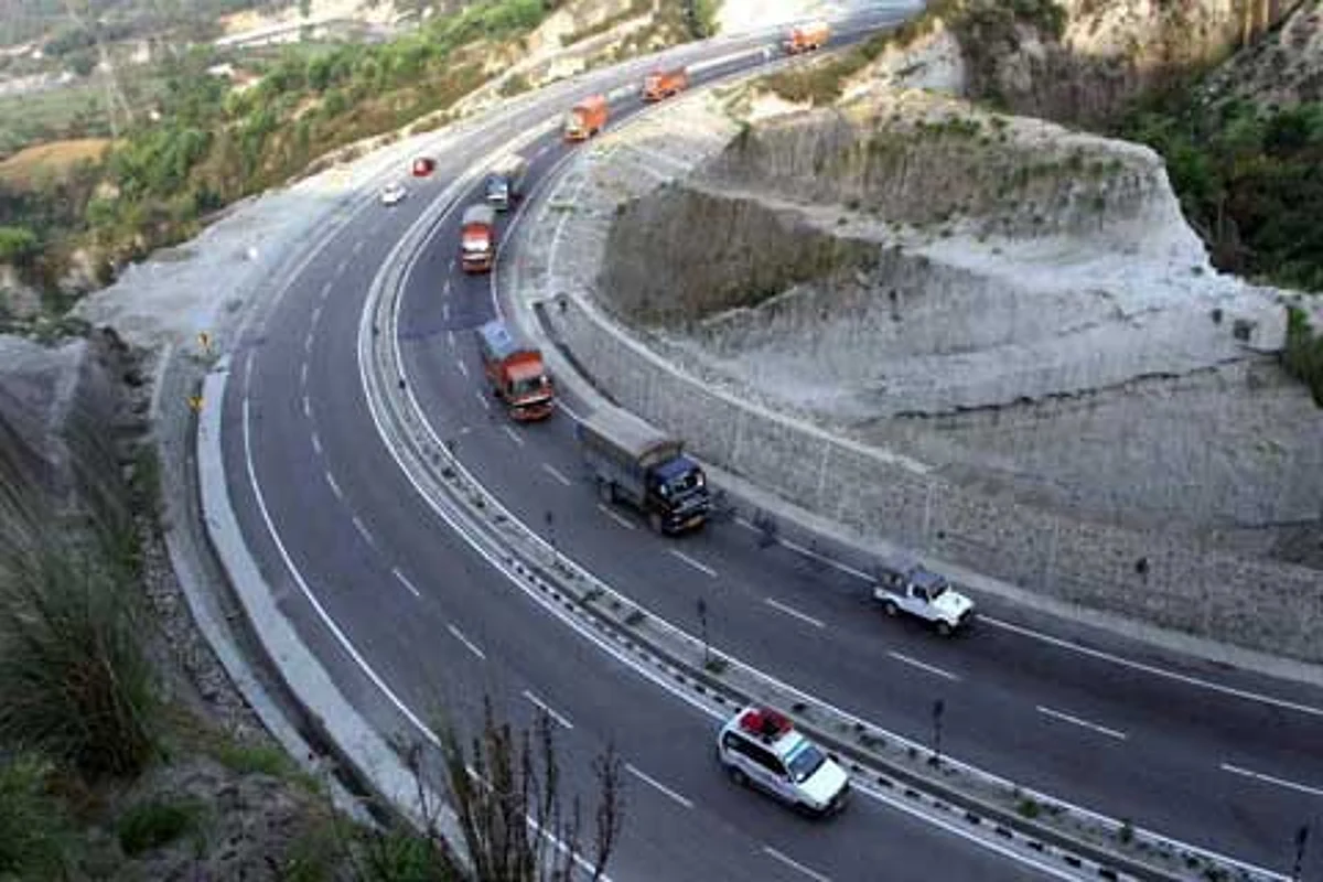 Srinagar-Jammu highway open for one-way traffic despite snowfall