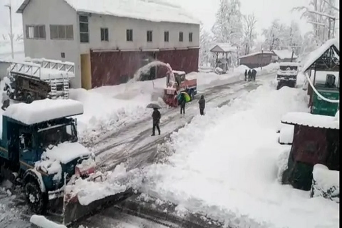 Fresh snowfall, landslides close Jammu-Srinagar highway
