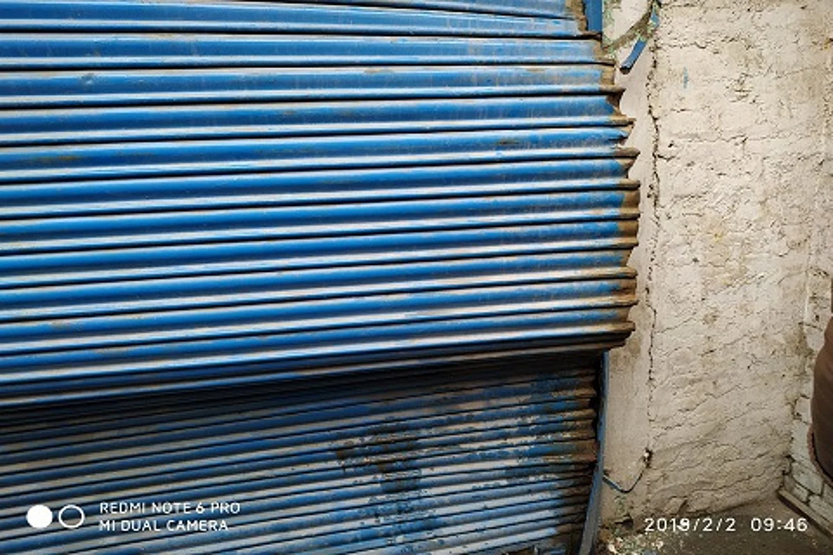Two mobile phone stores burgled in Sopore, shop owners protest
