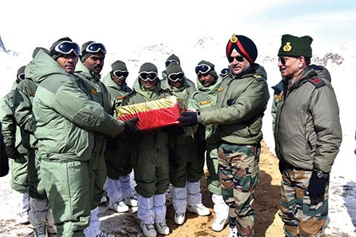 GoC-in-C Northern Command visits forward locations in Western Ladakh