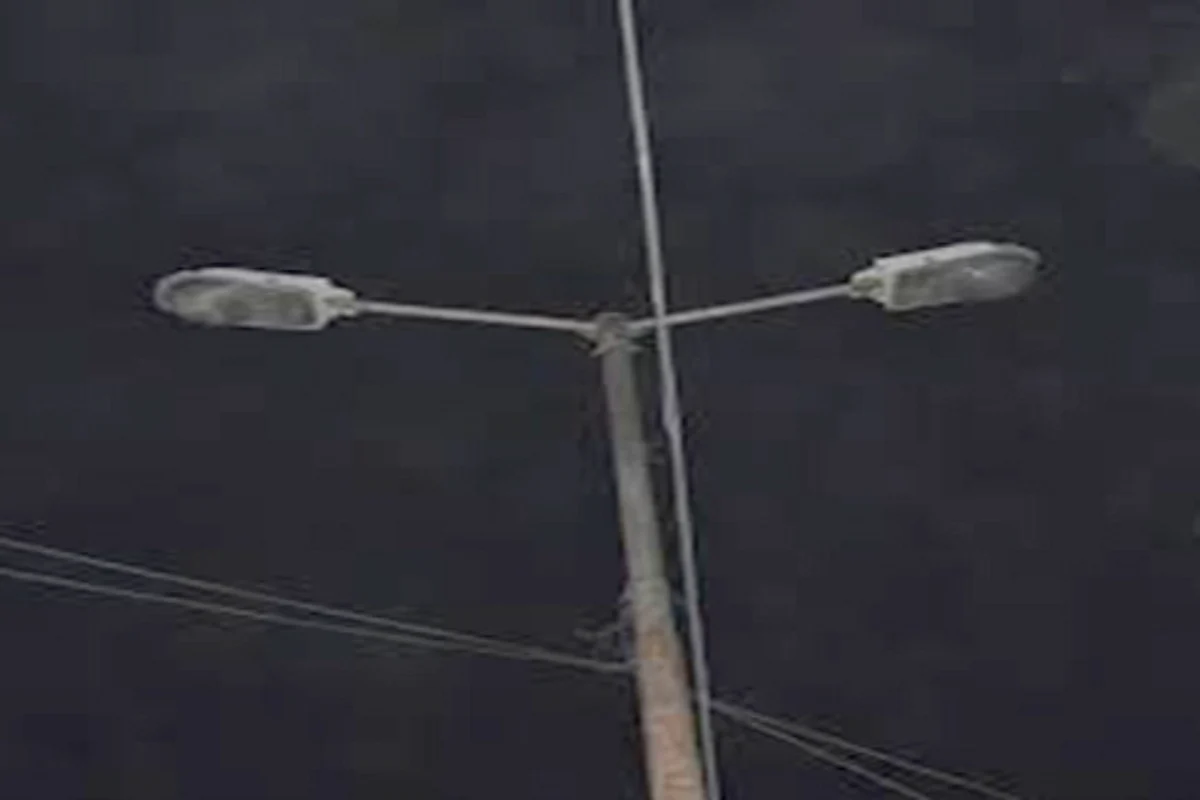 Commuters resent defunct traffic lights at Badyari Chowk