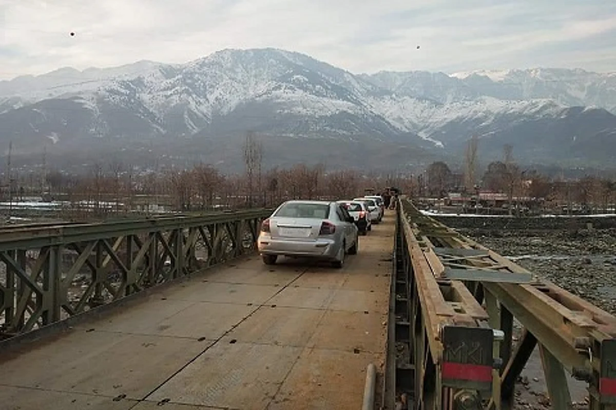 Wayil bridge in Kangan re-opens for traffic after repair work