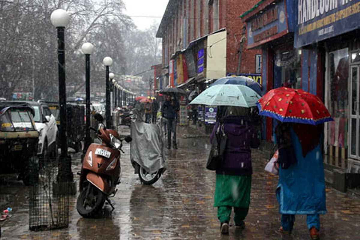 Rains cause heavy waterlogging in Srinagar as SMC workers’ strike enters 2nd day