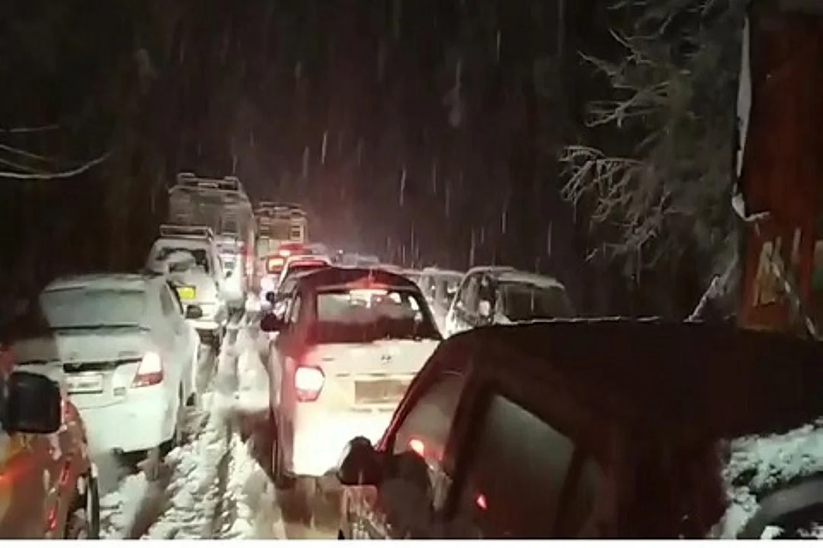 Thousands stranded on Srinagar-Baramulla highway after heavy snowfall