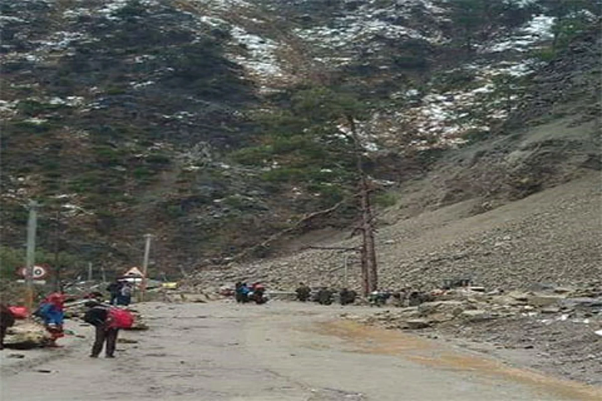 50 passengers escape unhurt after shooting stones hit 2 buses near Doda